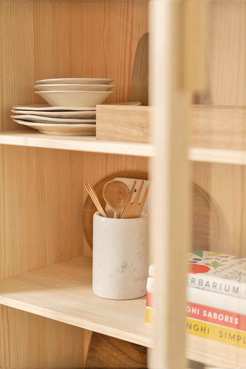 Imagen de ambiente 4 para:Vitrina de madera con cajonera